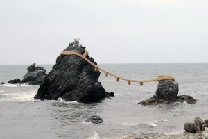 Meoto iwa, les « Rochers mariés »