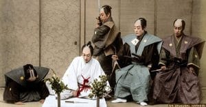 Rituel seppuku avec assistant. Image extraite d'une pièce de théâtre de l'ère Meiji.